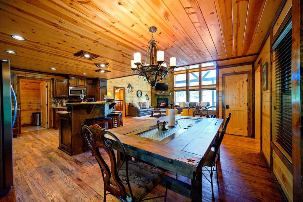 Iron Horse Lodge Sleeps 18, Games, Fire Pit, Hot Tub, Ev, More Broken Bow Ngoại thất bức ảnh